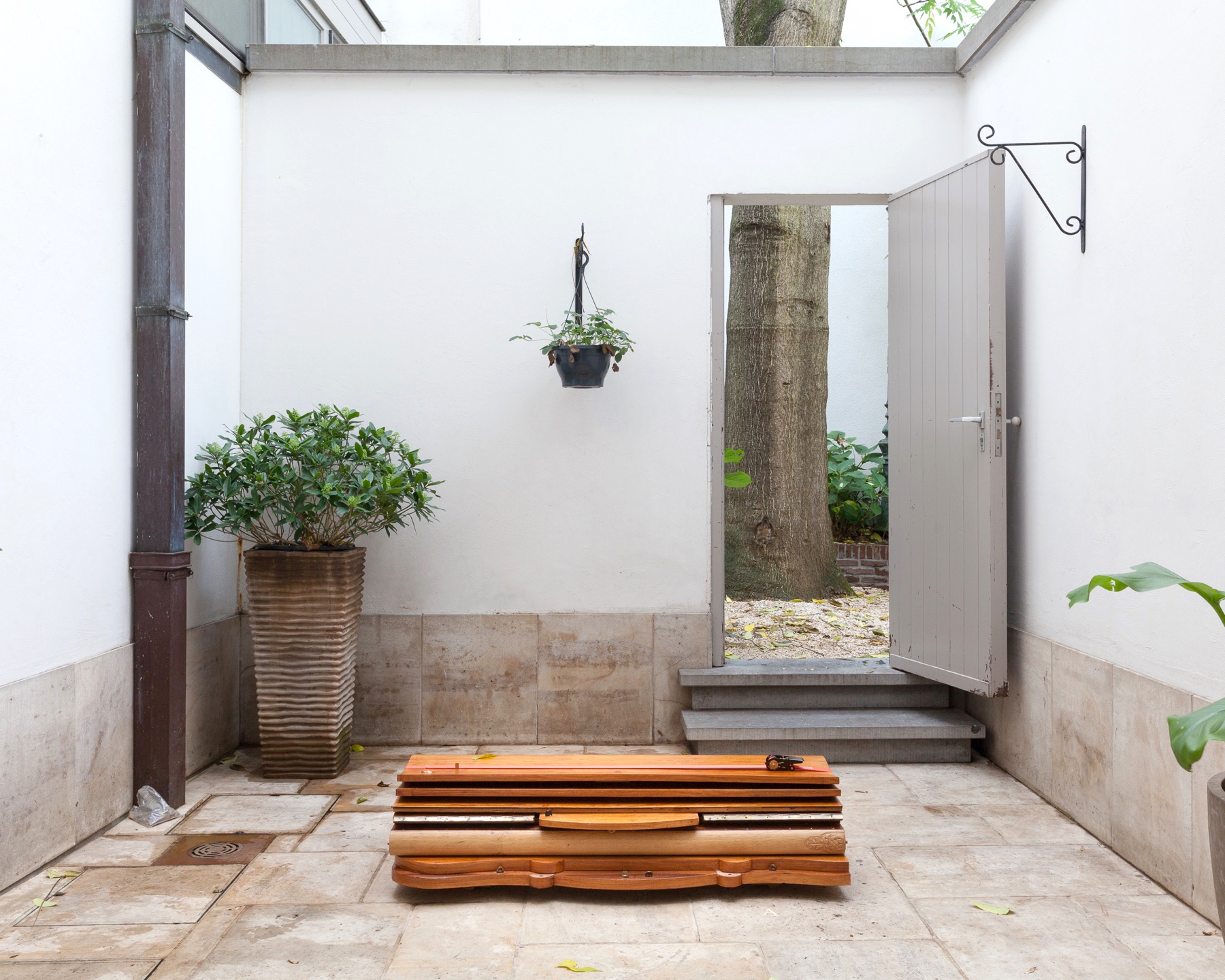Dismantled furniture and fittings bound together in the mansion courtyard
