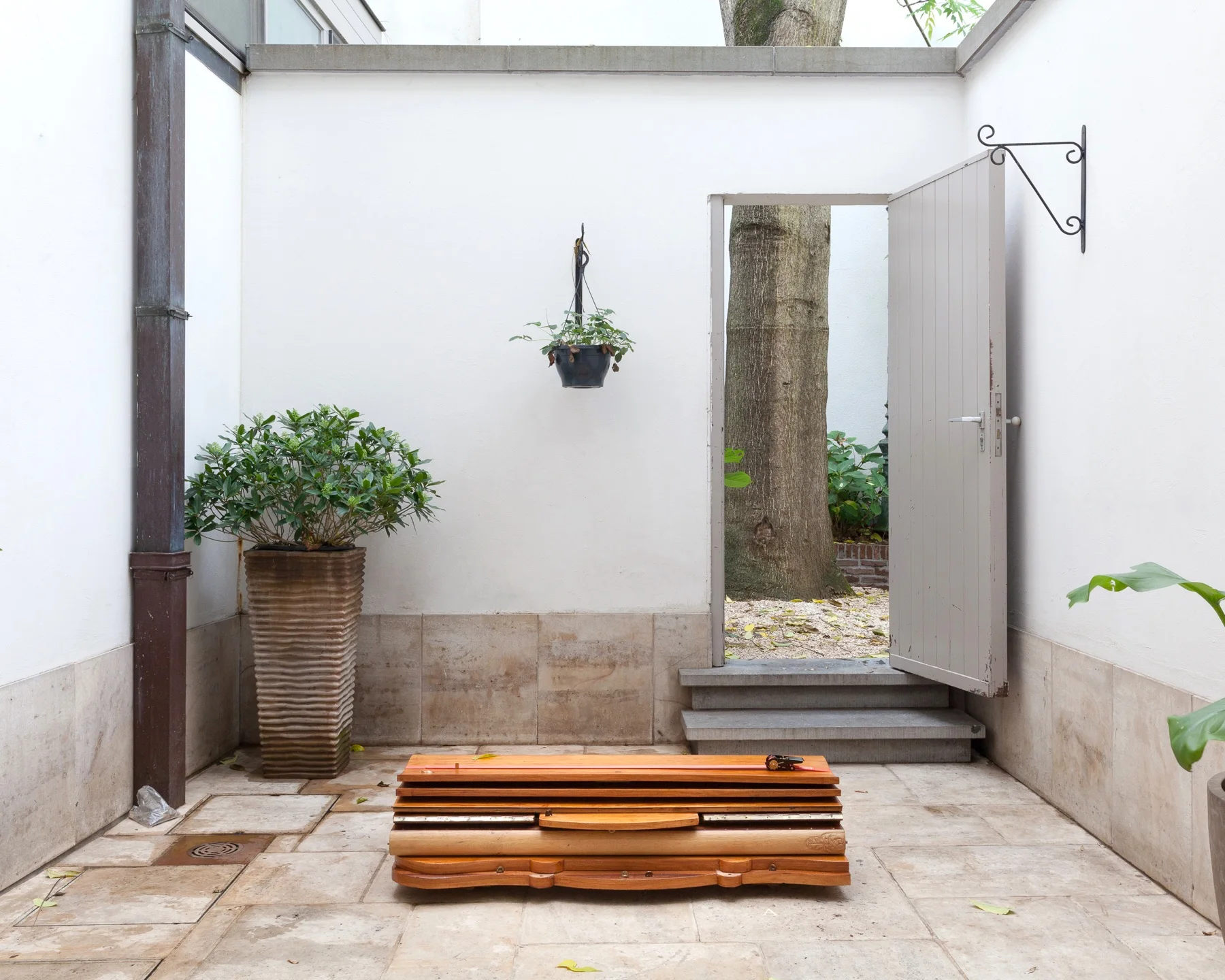 Dismantled furniture and fittings bound together in the mansion courtyard