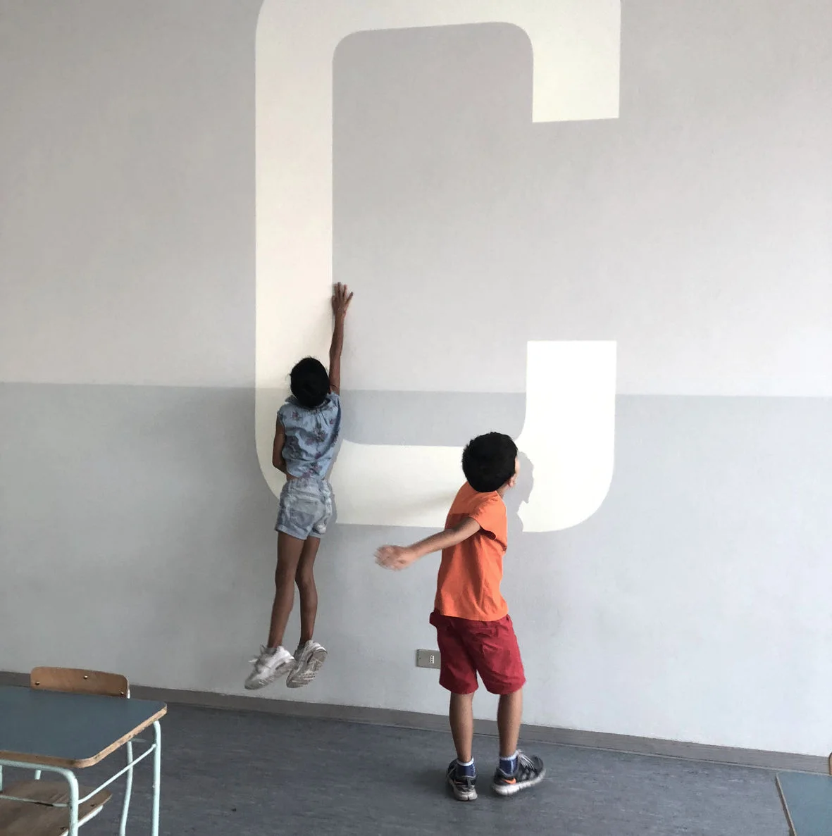 Interactions with projected letters in the Asilo Sant’Elia